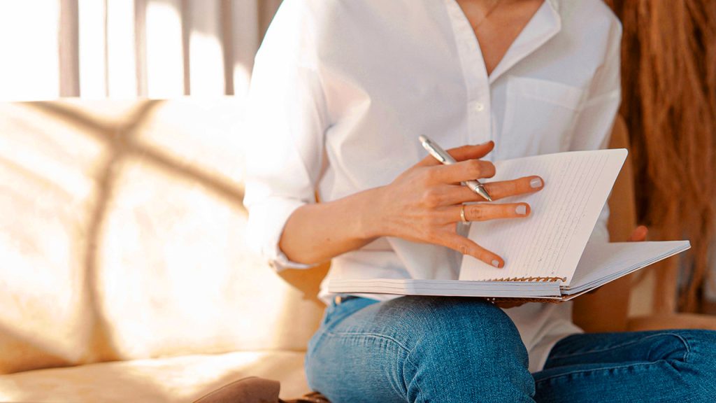 a client works on writing gratitude letters