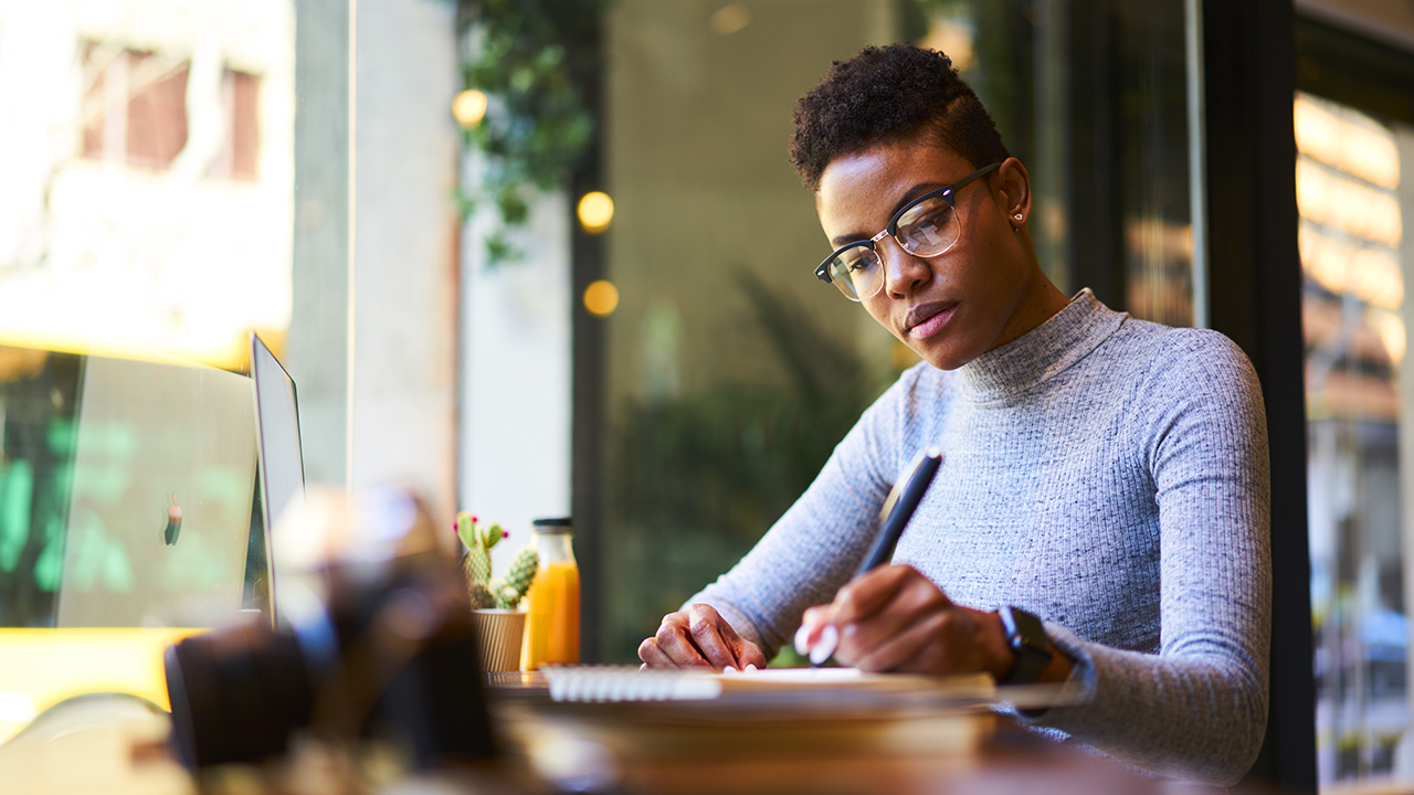 Woman signs a free life coaching agreement from her coach